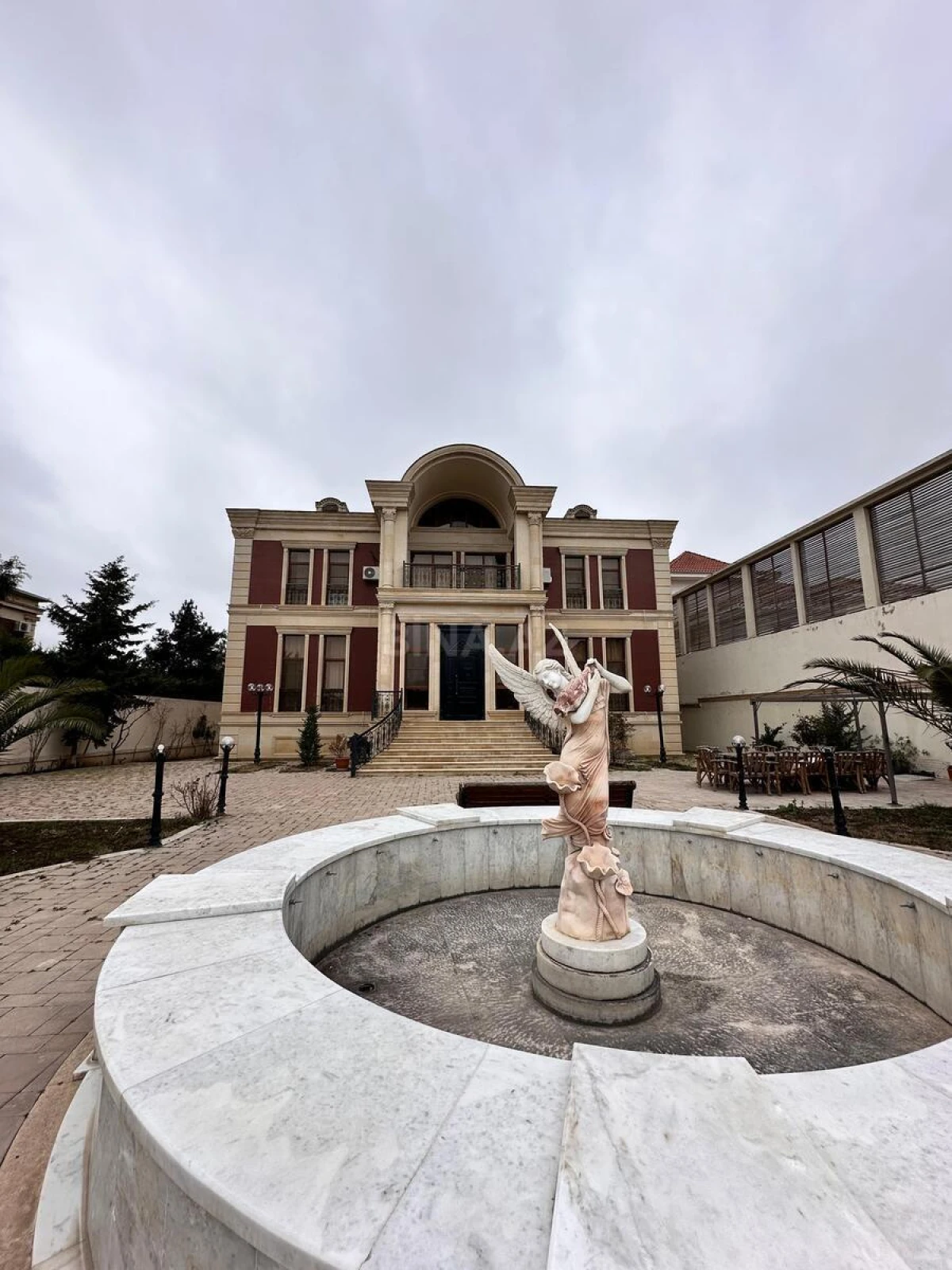 Satılır 8 otaqlı həyət evi 700 m²