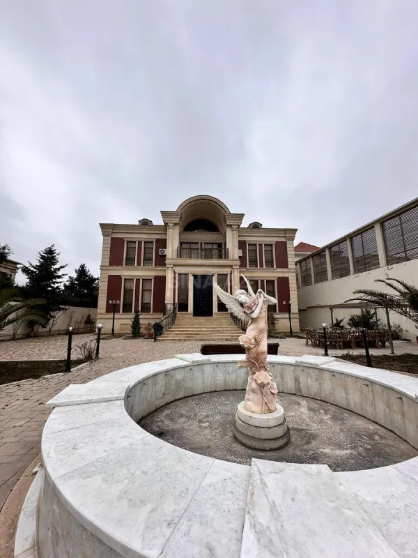 Satılır 8 otaqlı həyət evi 700 m²