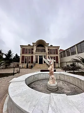 Satılır 8 otaqlı həyət evi 700 m²