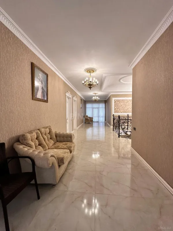 Satılır 8 otaqlı həyət evi 700 m²