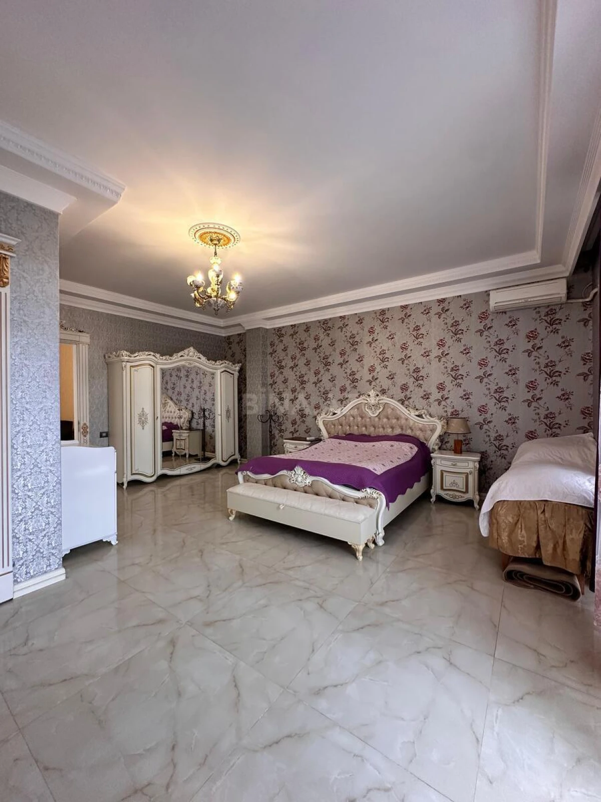 Satılır 8 otaqlı həyət evi 700 m²