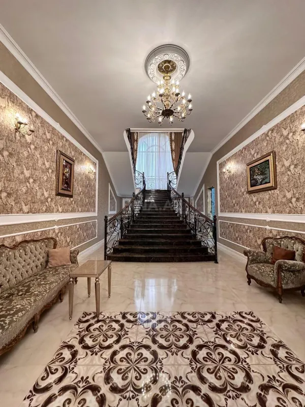 Satılır 8 otaqlı həyət evi 700 m²