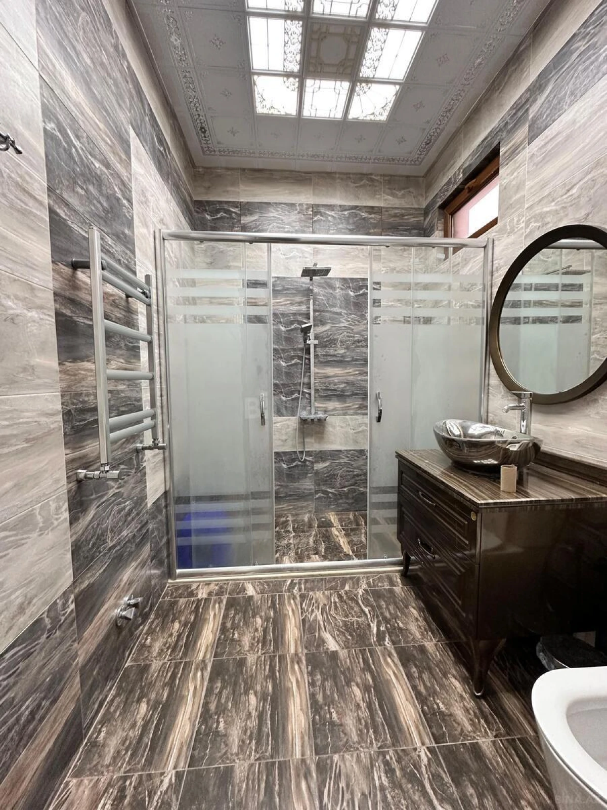 Satılır 8 otaqlı həyət evi 700 m²