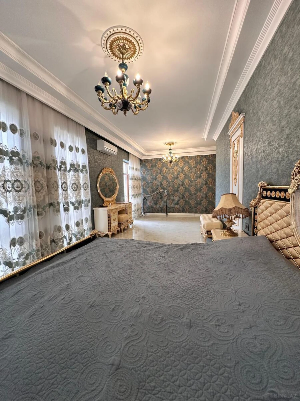 Satılır 8 otaqlı həyət evi 700 m²