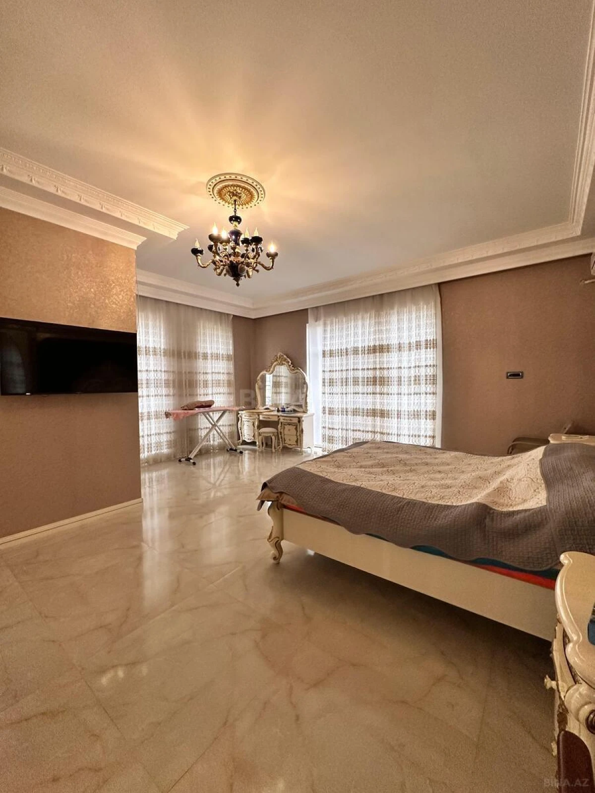 Satılır 8 otaqlı həyət evi 700 m²