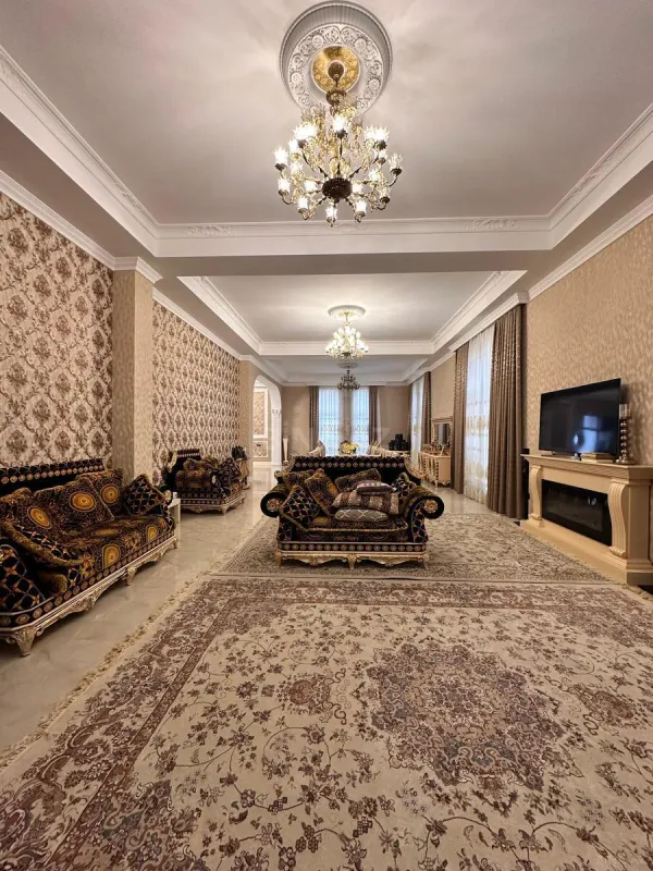 Satılır 8 otaqlı həyət evi 700 m²