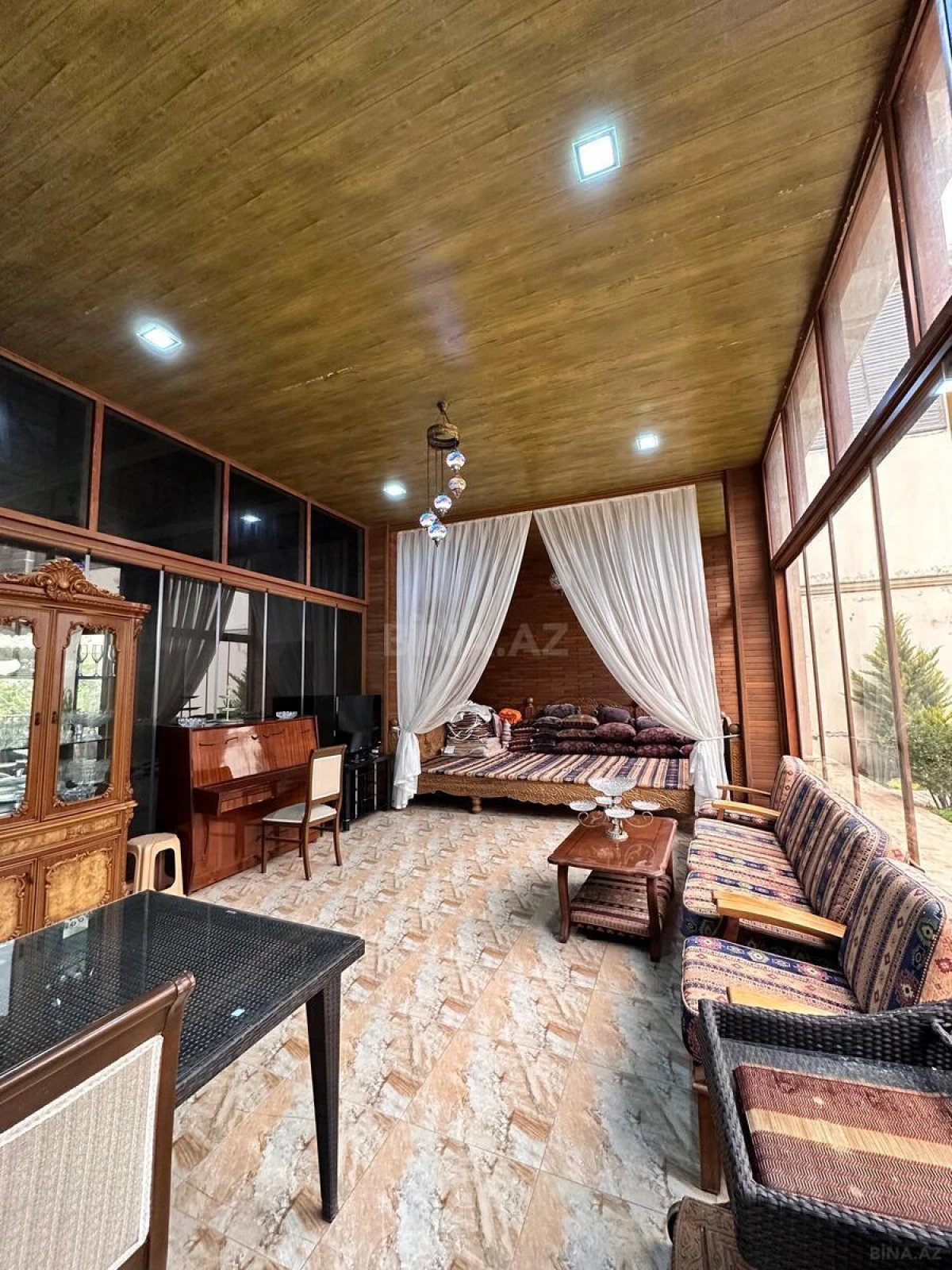 Satılır 8 otaqlı həyət evi 700 m²