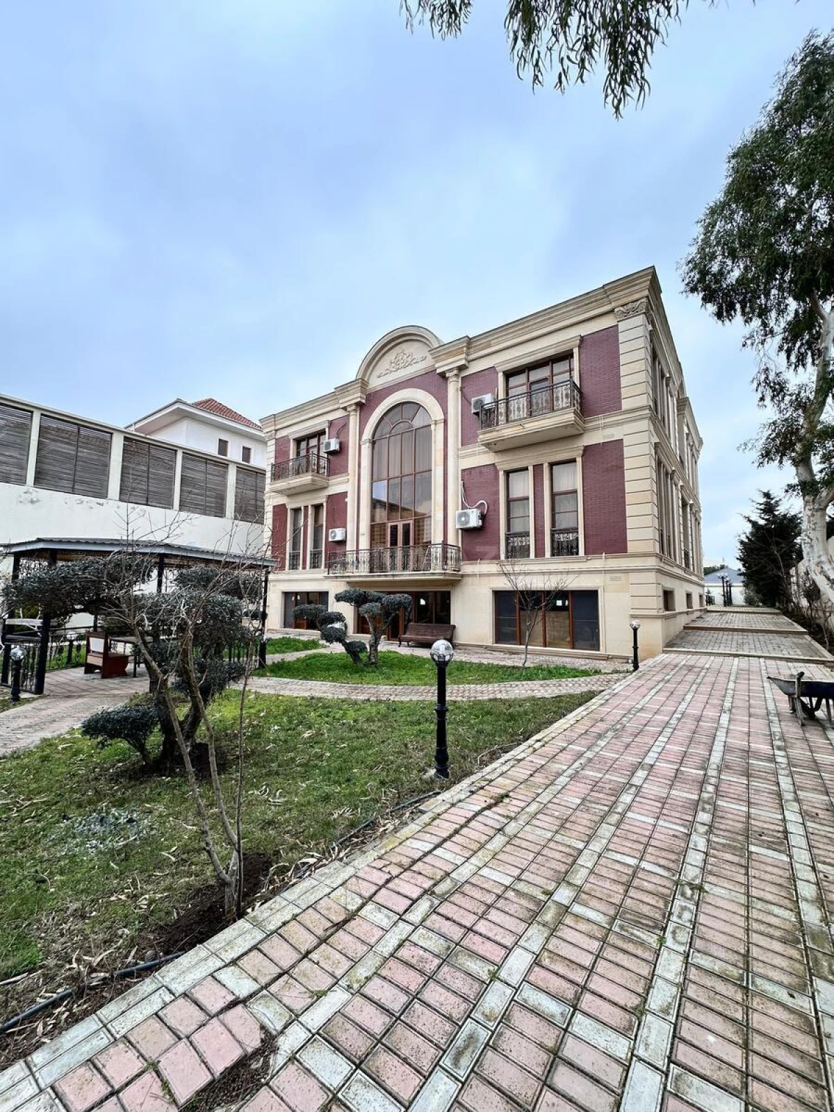 Satılır 8 otaqlı həyət evi 700 m²