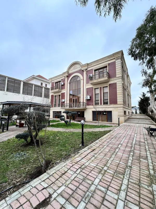 Satılır 8 otaqlı həyət evi 700 m²