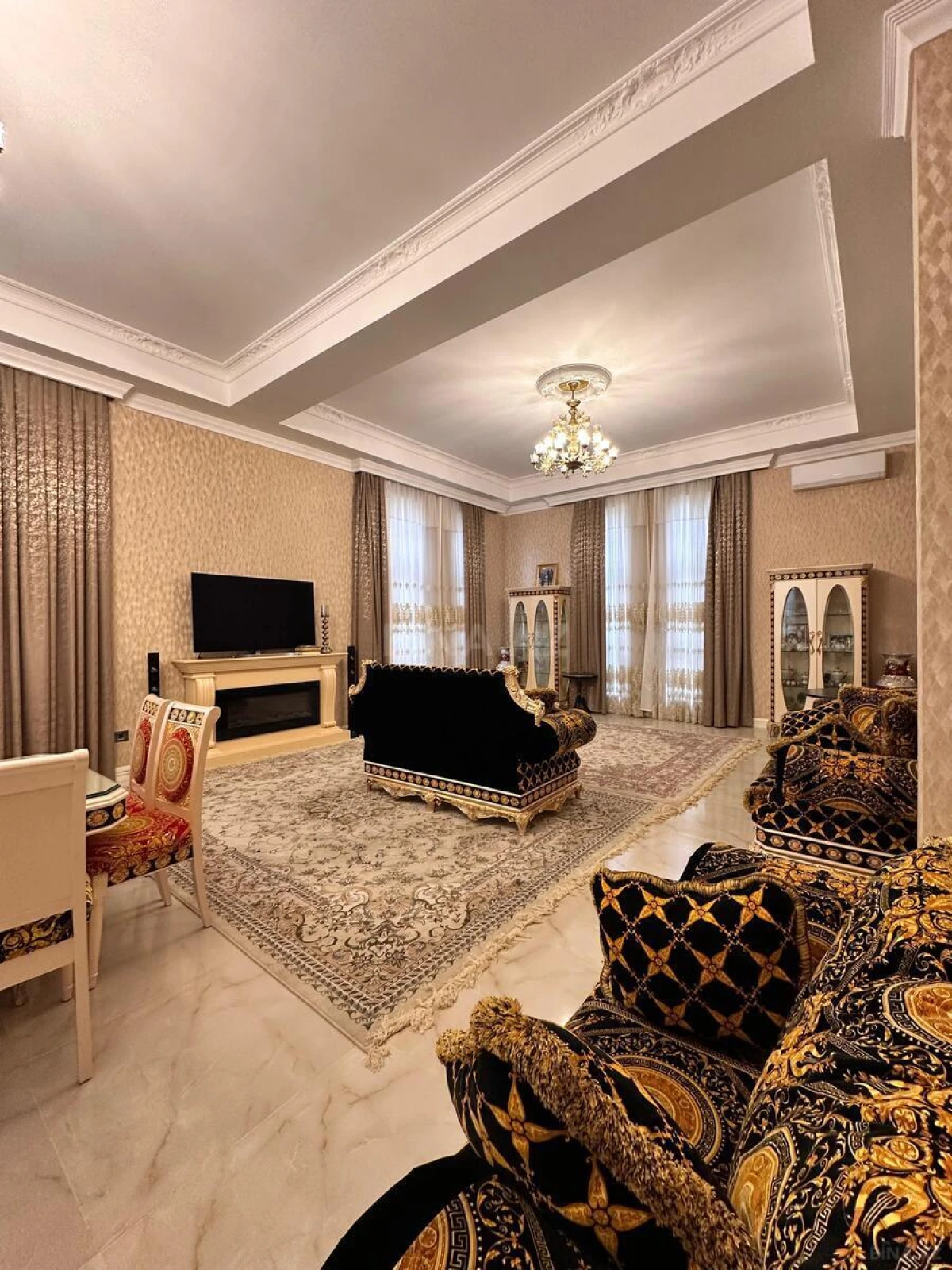 Satılır 8 otaqlı həyət evi 700 m²