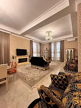 Satılır 8 otaqlı həyət evi 700 m²