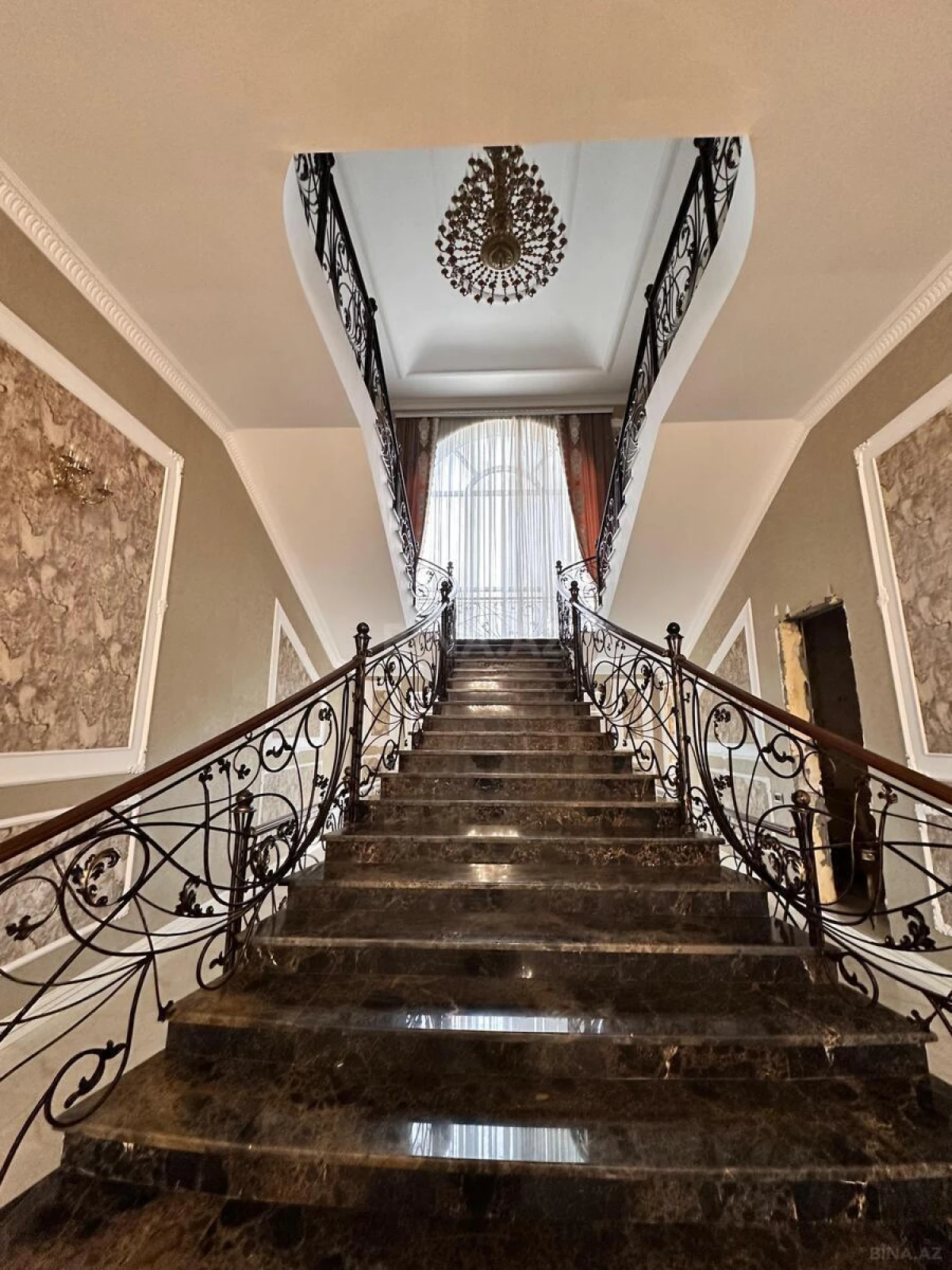 Satılır 8 otaqlı həyət evi 700 m²