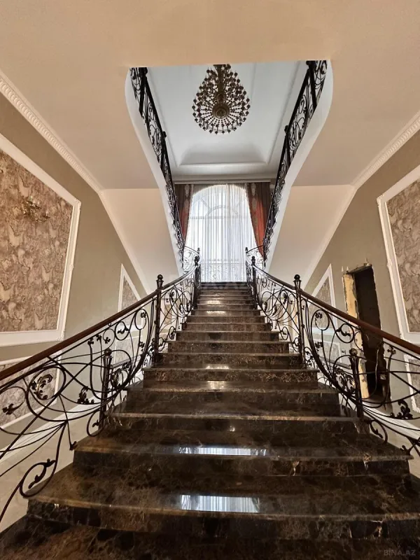 Satılır 8 otaqlı həyət evi 700 m²