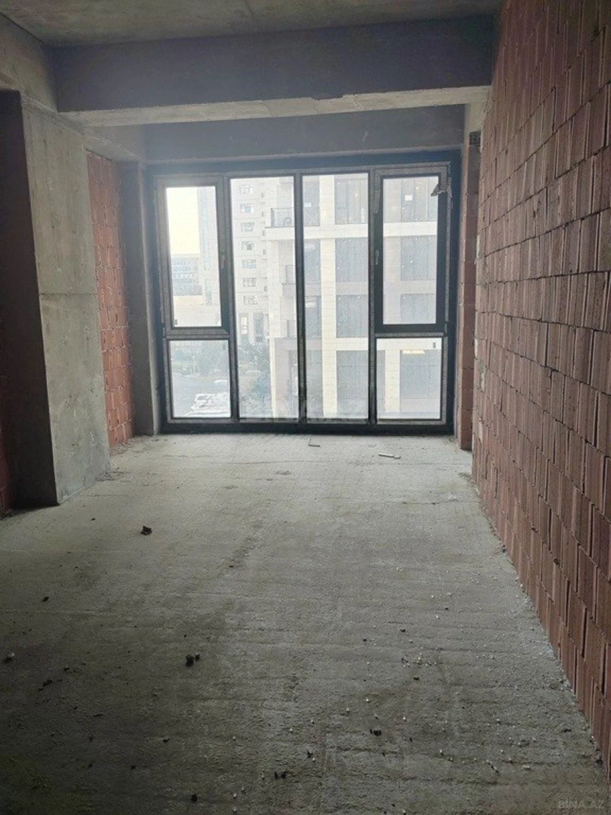 Satılır 4 otaqlı mənzil 173 m²