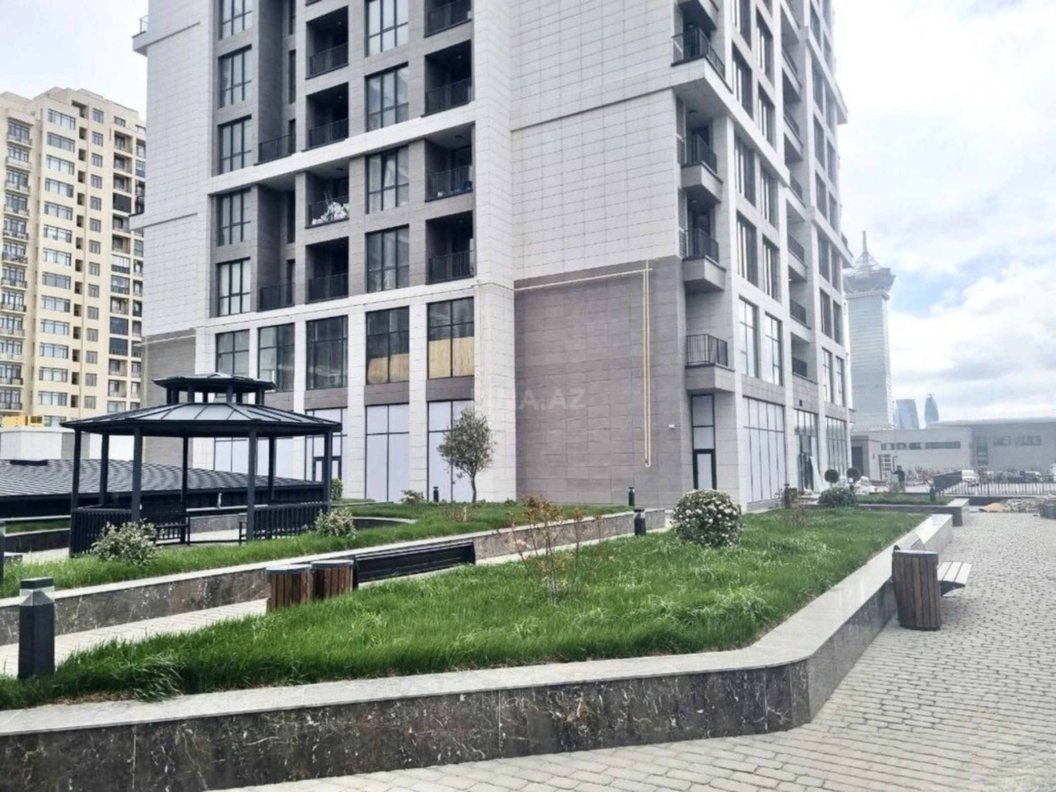 Satılır 4 otaqlı mənzil 173 m²