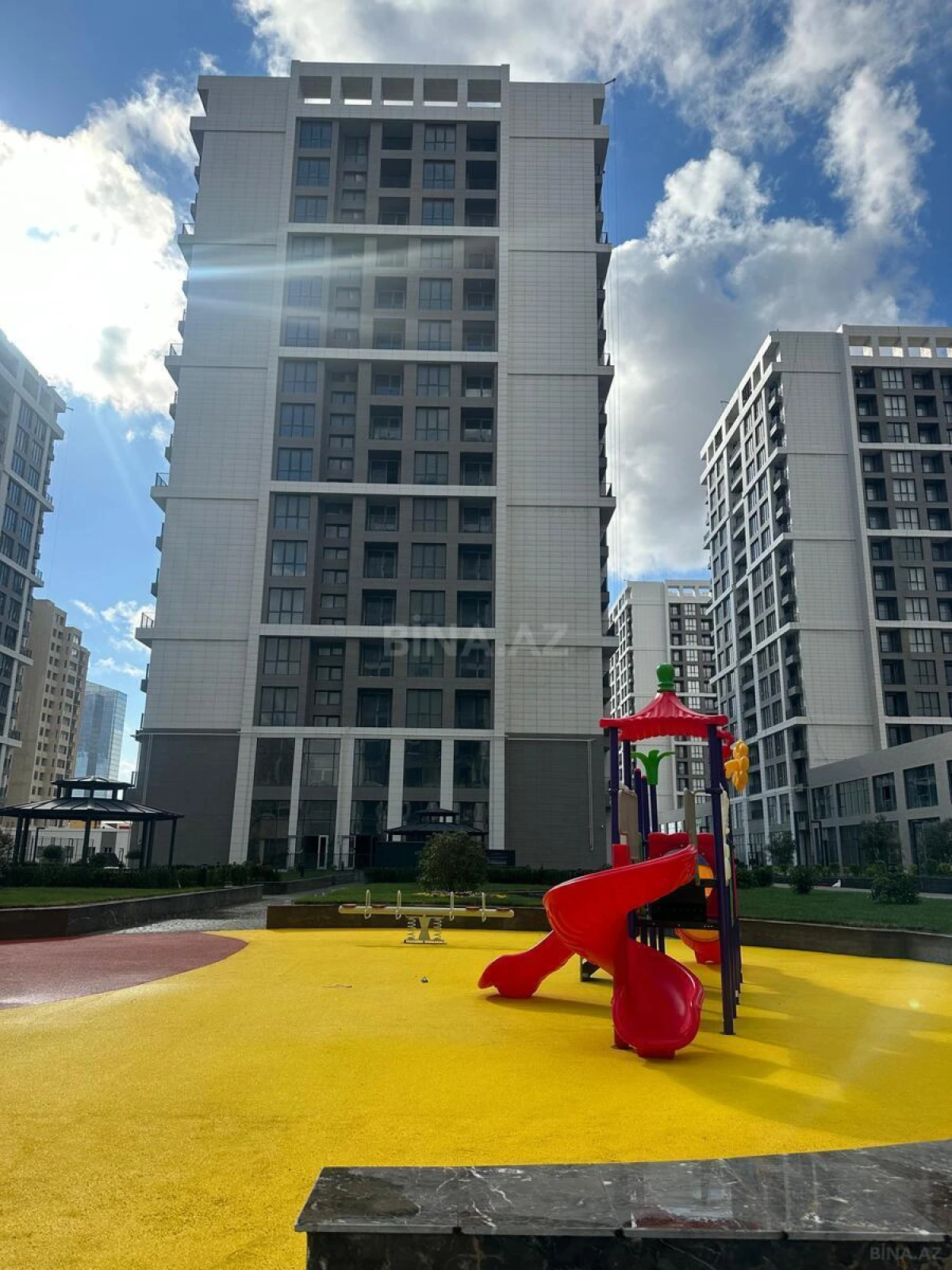 Satılır 4 otaqlı mənzil 173 m²