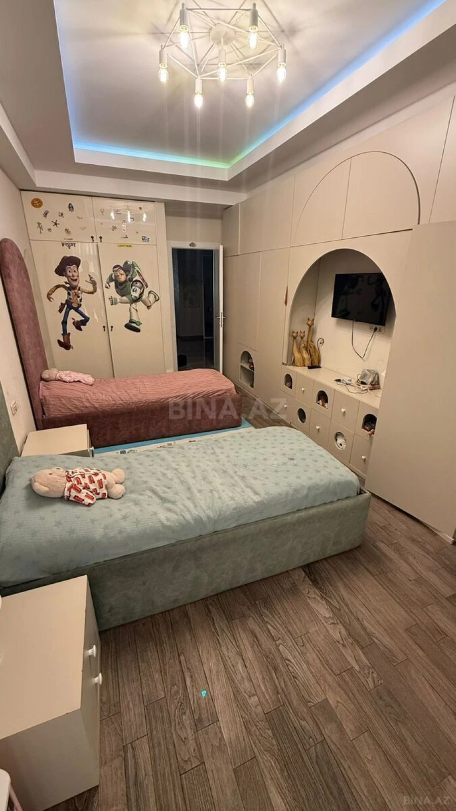 Satılır 3 otaqlı mənzil 151 m²
