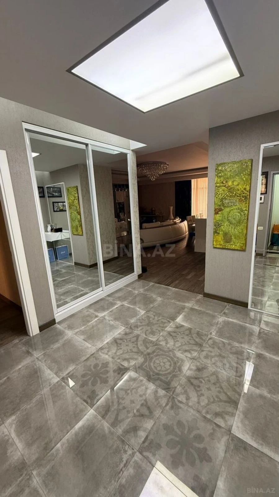 Satılır 3 otaqlı mənzil 151 m²