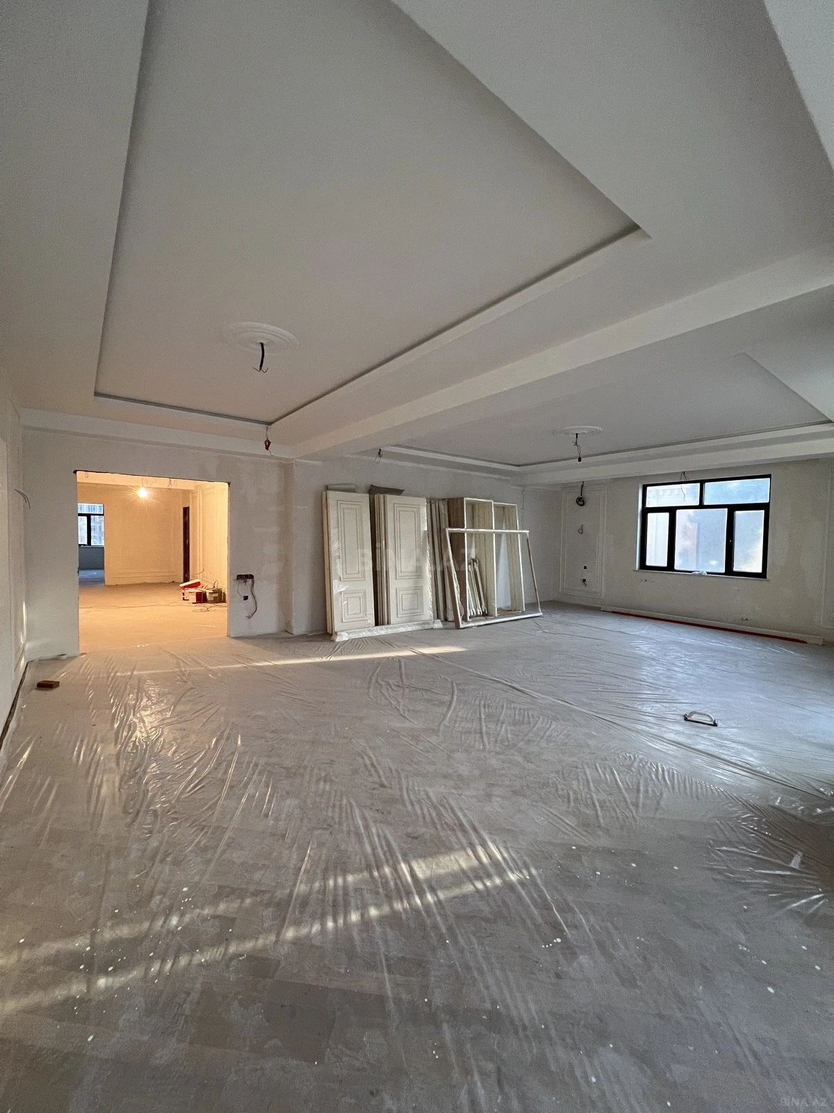 Satılır 4 otaqlı mənzil 240 m²