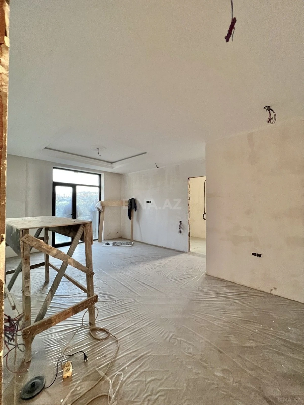 Satılır 4 otaqlı mənzil 240 m²