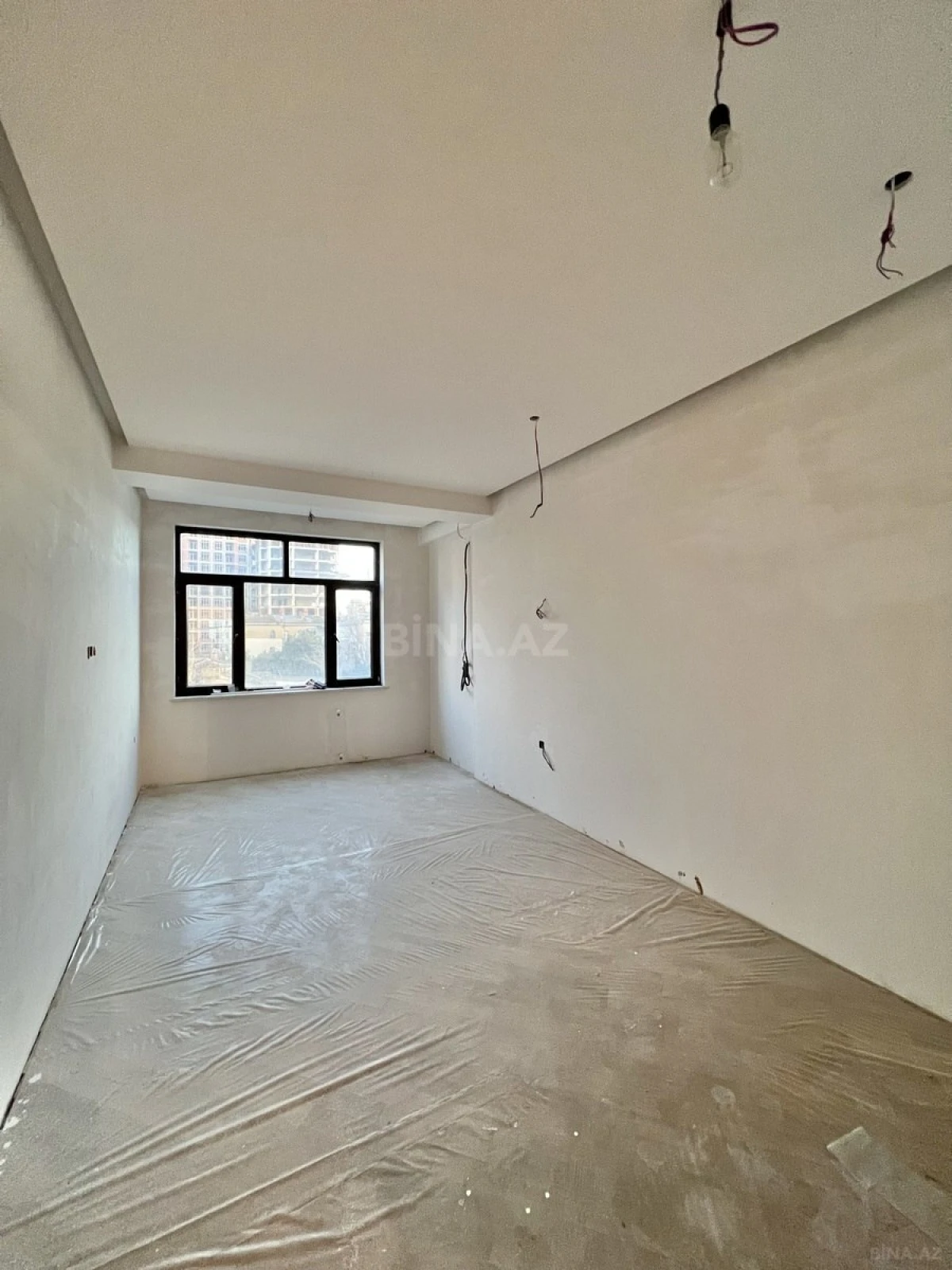 Satılır 4 otaqlı mənzil 240 m²