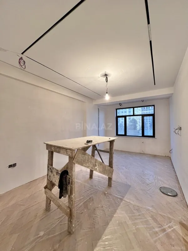 Satılır 4 otaqlı mənzil 240 m²