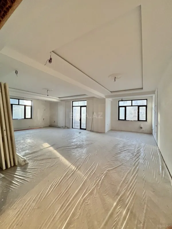 Satılır 4 otaqlı mənzil 240 m²