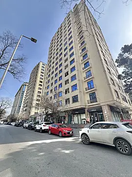 Satılır 4 otaqlı mənzil 240 m²
