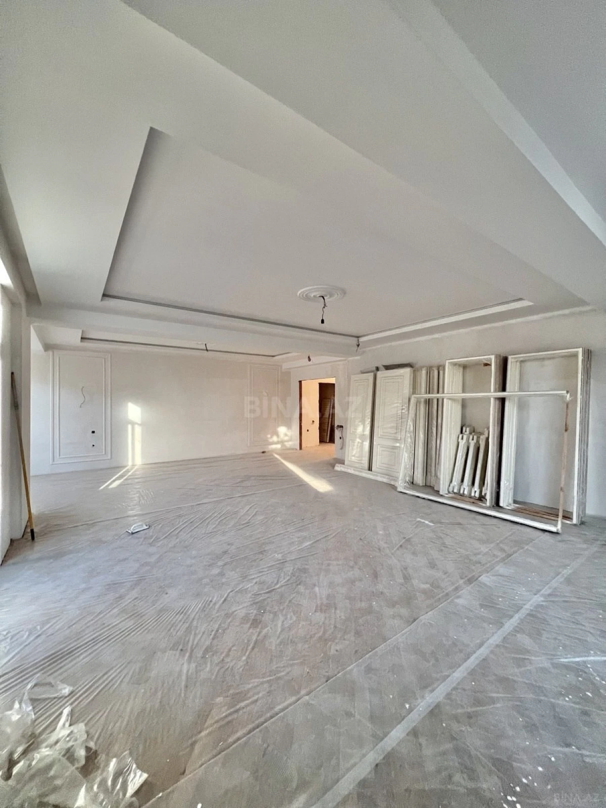 Satılır 4 otaqlı mənzil 240 m²