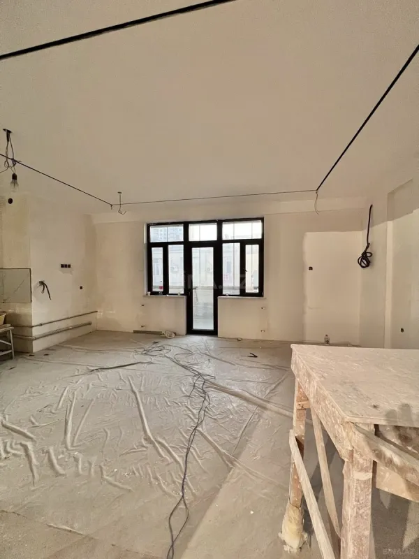 Satılır 4 otaqlı mənzil 240 m²