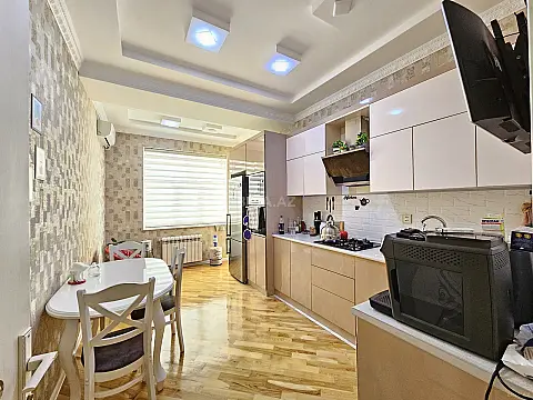Satılır 4 otaqlı mənzil 146 m²