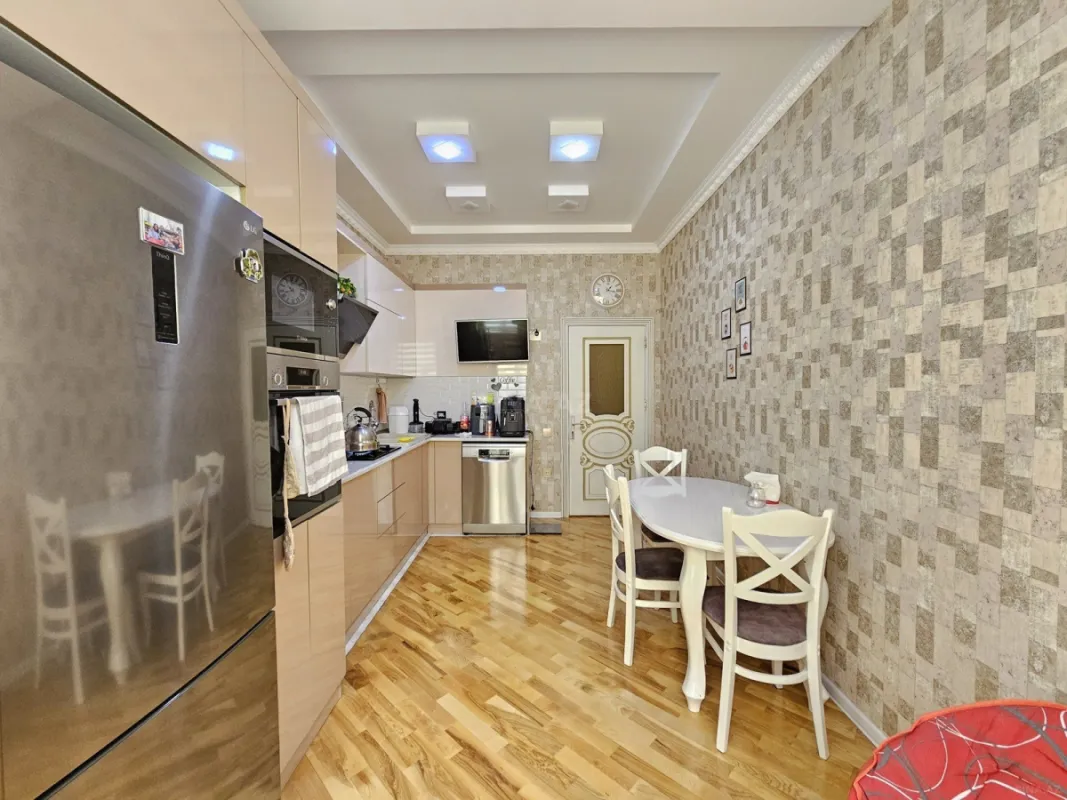 Satılır 4 otaqlı mənzil 146 m²