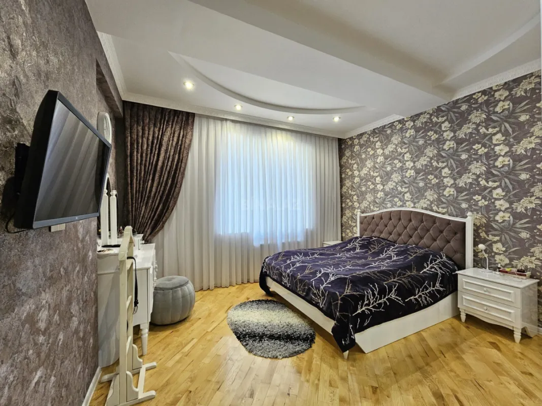 Satılır 4 otaqlı mənzil 146 m²