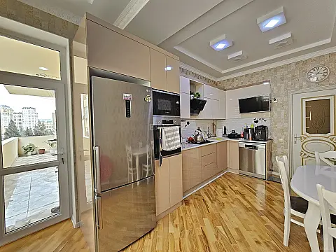 Satılır 4 otaqlı mənzil 146 m²