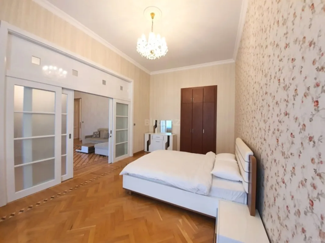 Kirayə verilir 4 otaqlı mənzil 170 m²