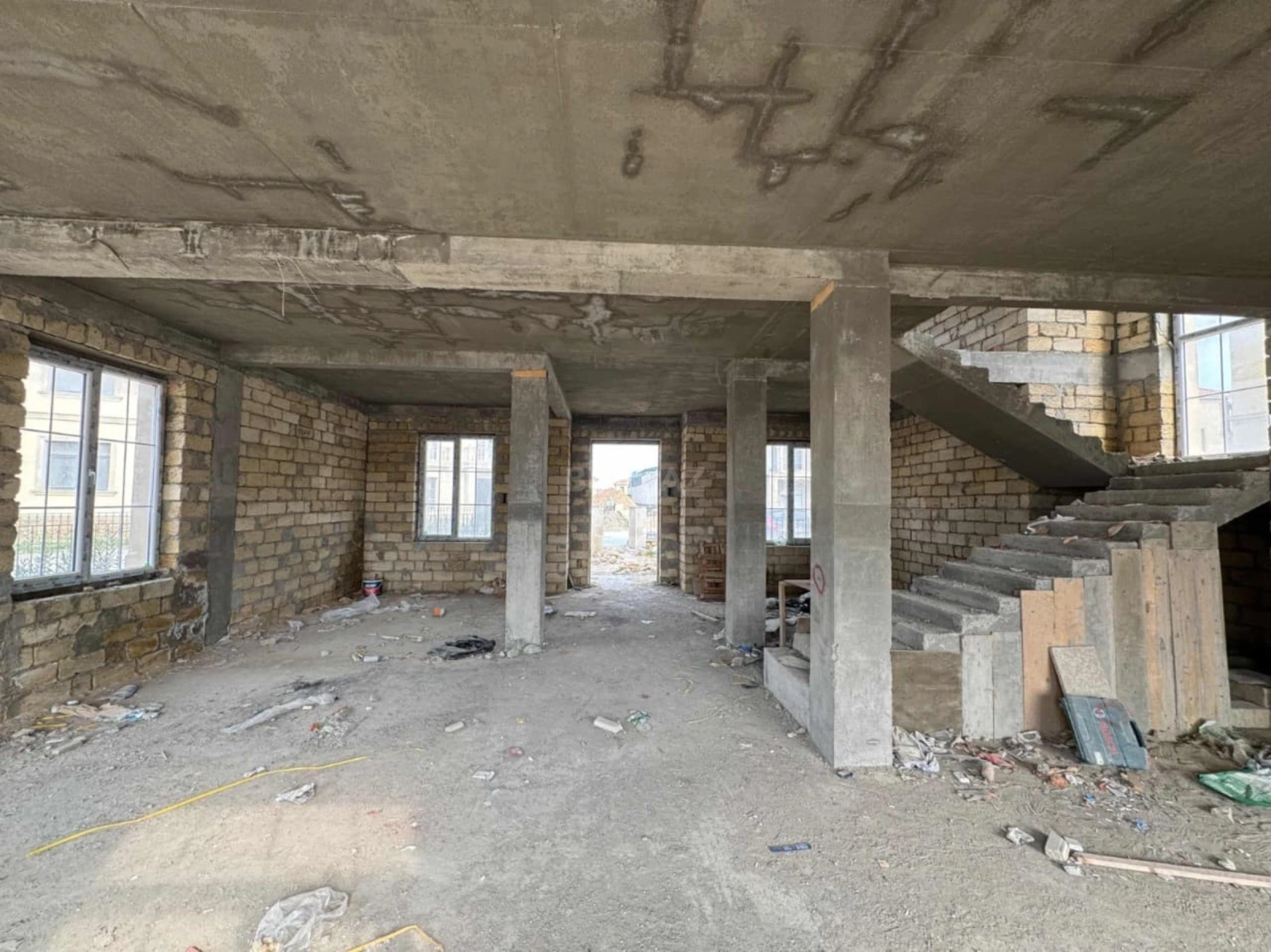 Satılır 6 otaqlı həyət evi 300 m²