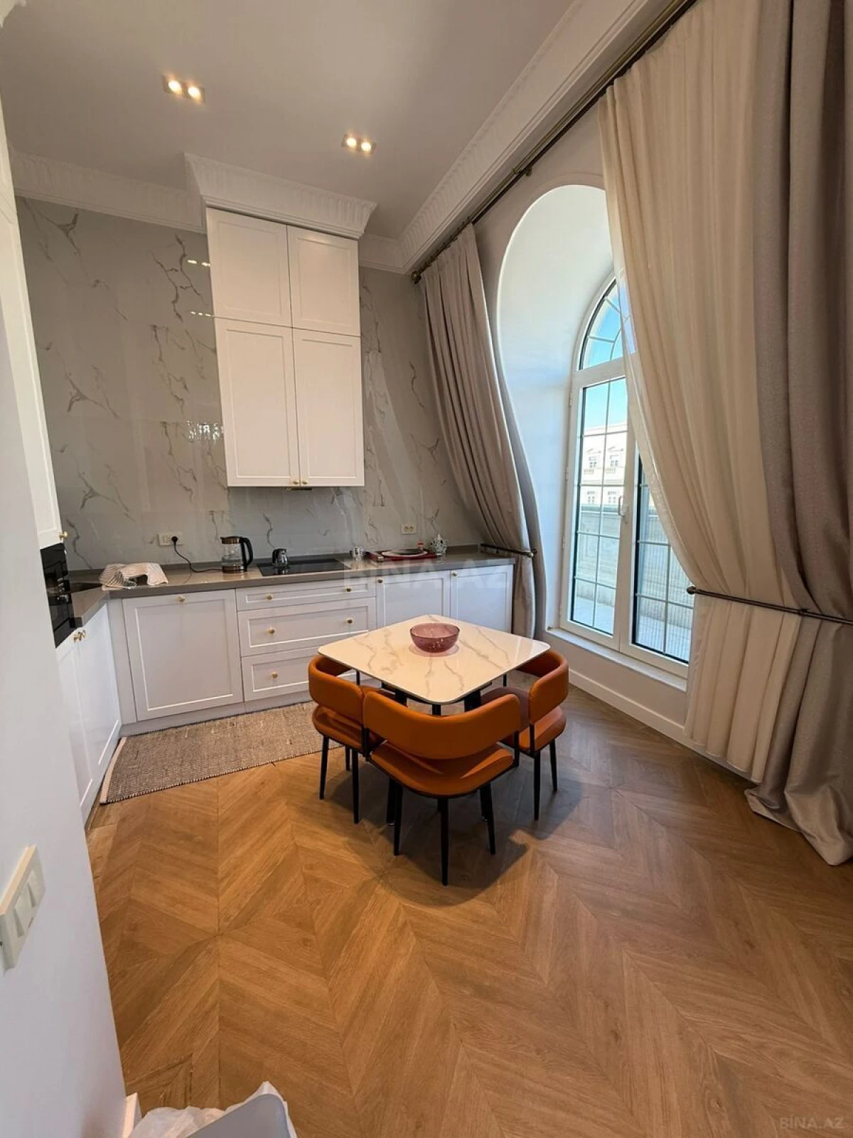 Kirayə verilir 2 otaqlı mənzil 90 m²