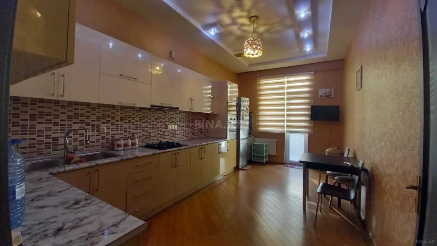 Satılır 4 otaqlı mənzil 130 m²