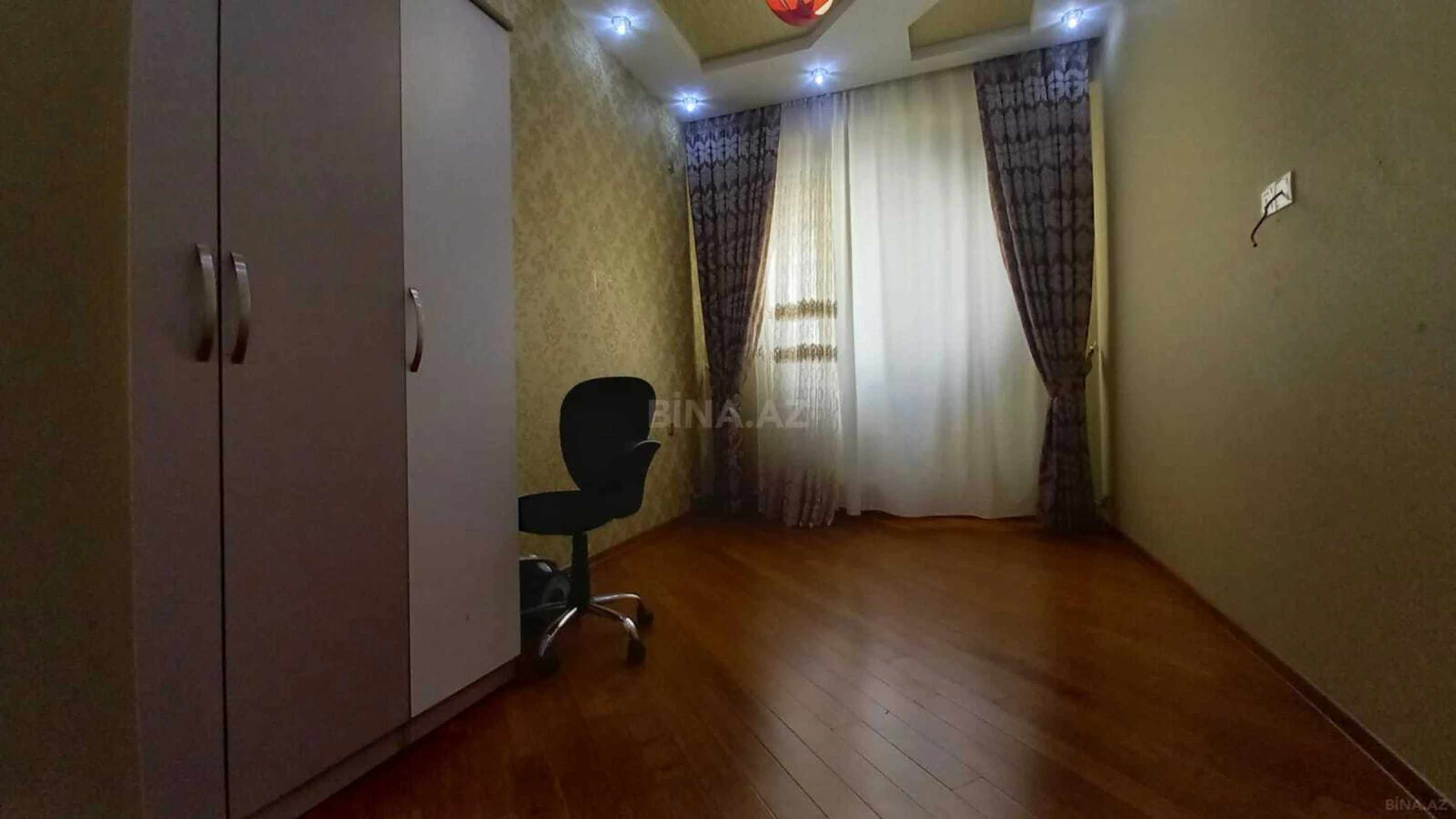 Satılır 4 otaqlı mənzil 130 m²