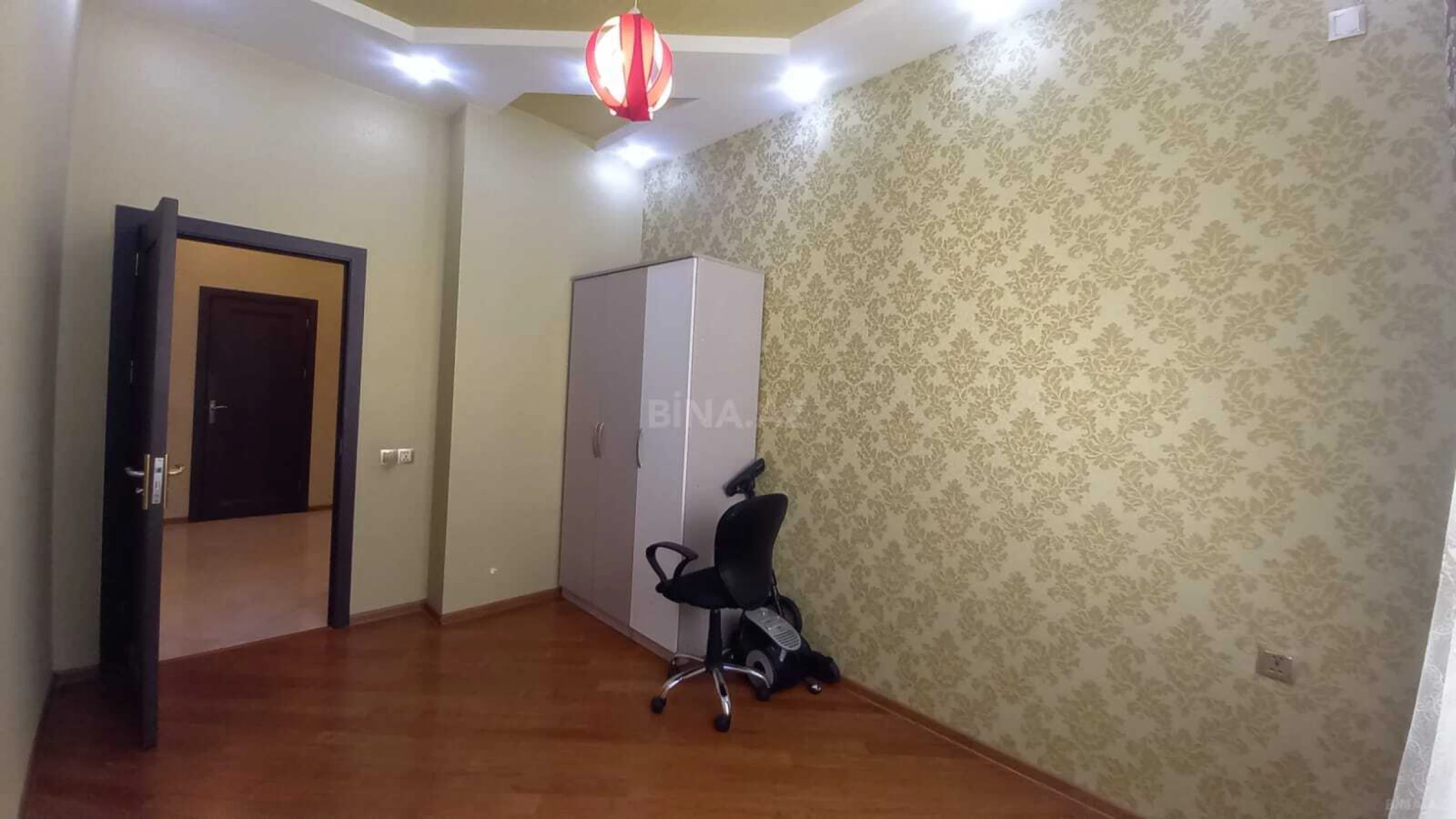 Satılır 4 otaqlı mənzil 130 m²