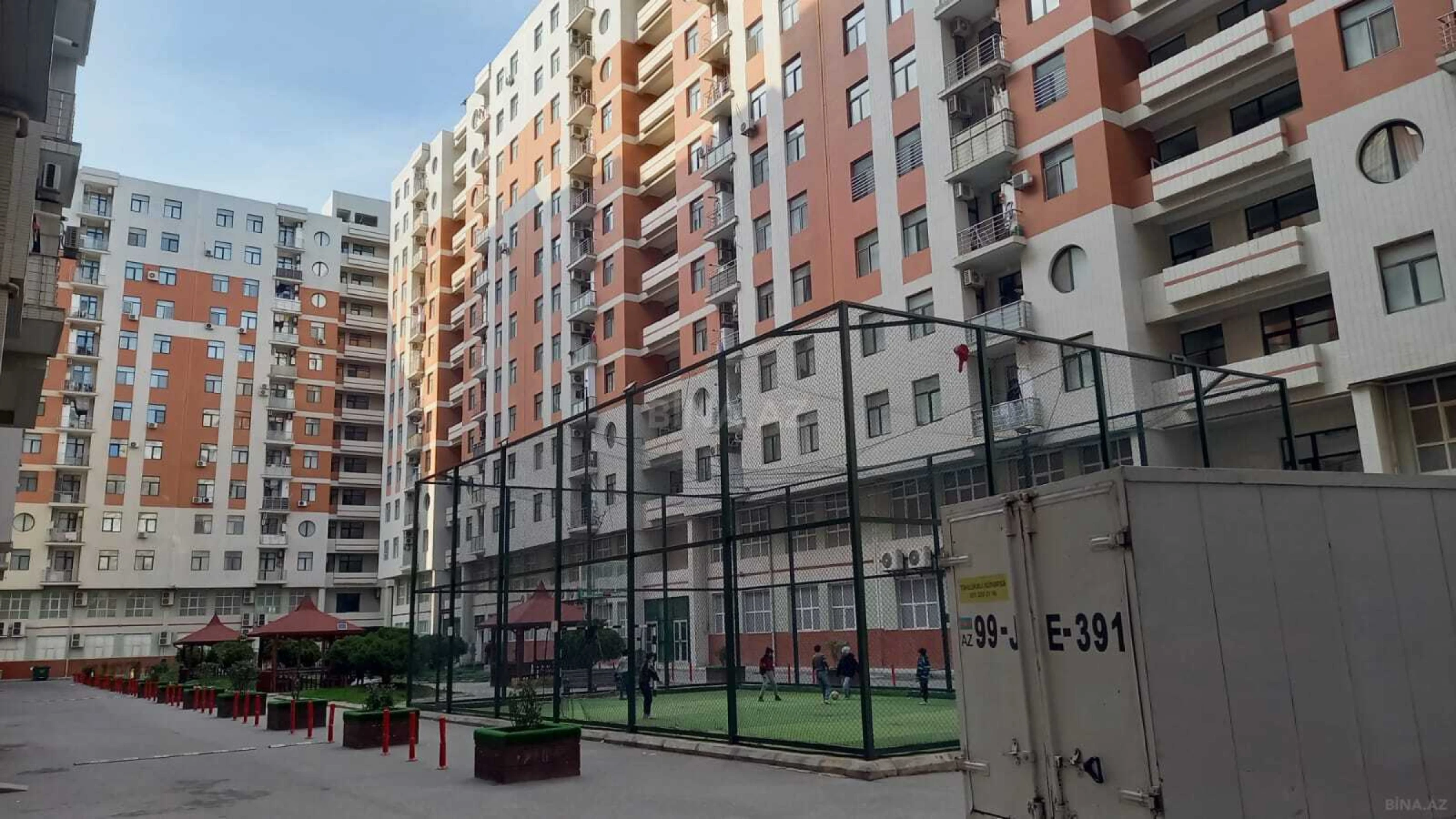 Satılır 4 otaqlı mənzil 130 m²