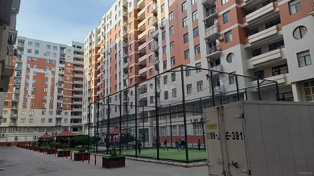 Satılır 4 otaqlı mənzil 130 m²
