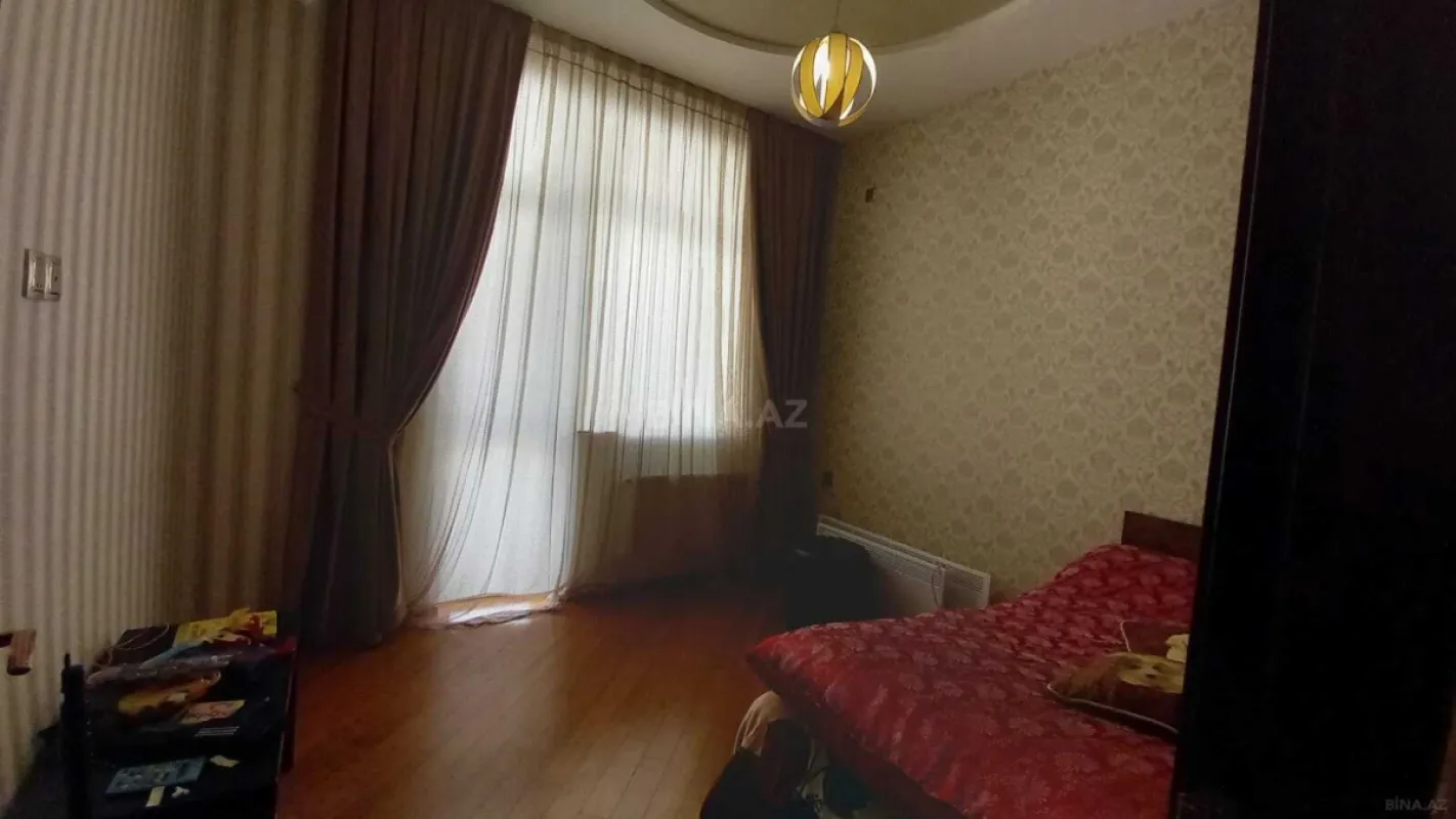 Satılır 4 otaqlı mənzil 130 m²