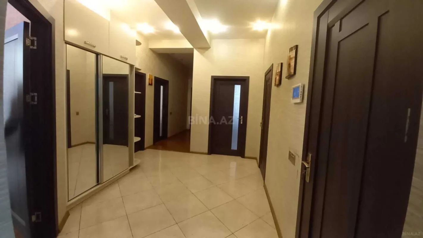 Satılır 4 otaqlı mənzil 130 m²