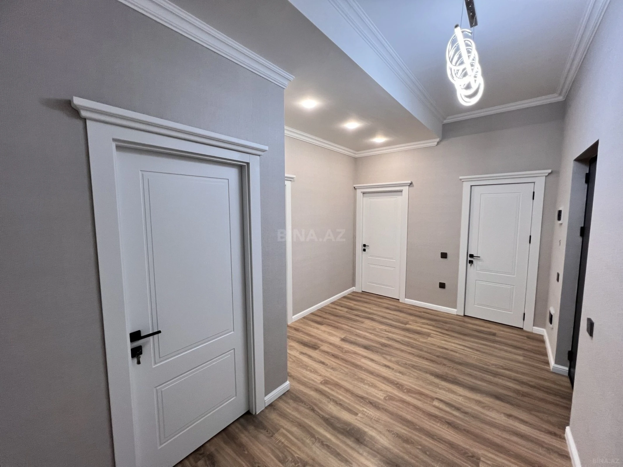 Satılır 2 otaqlı mənzil 93 m²