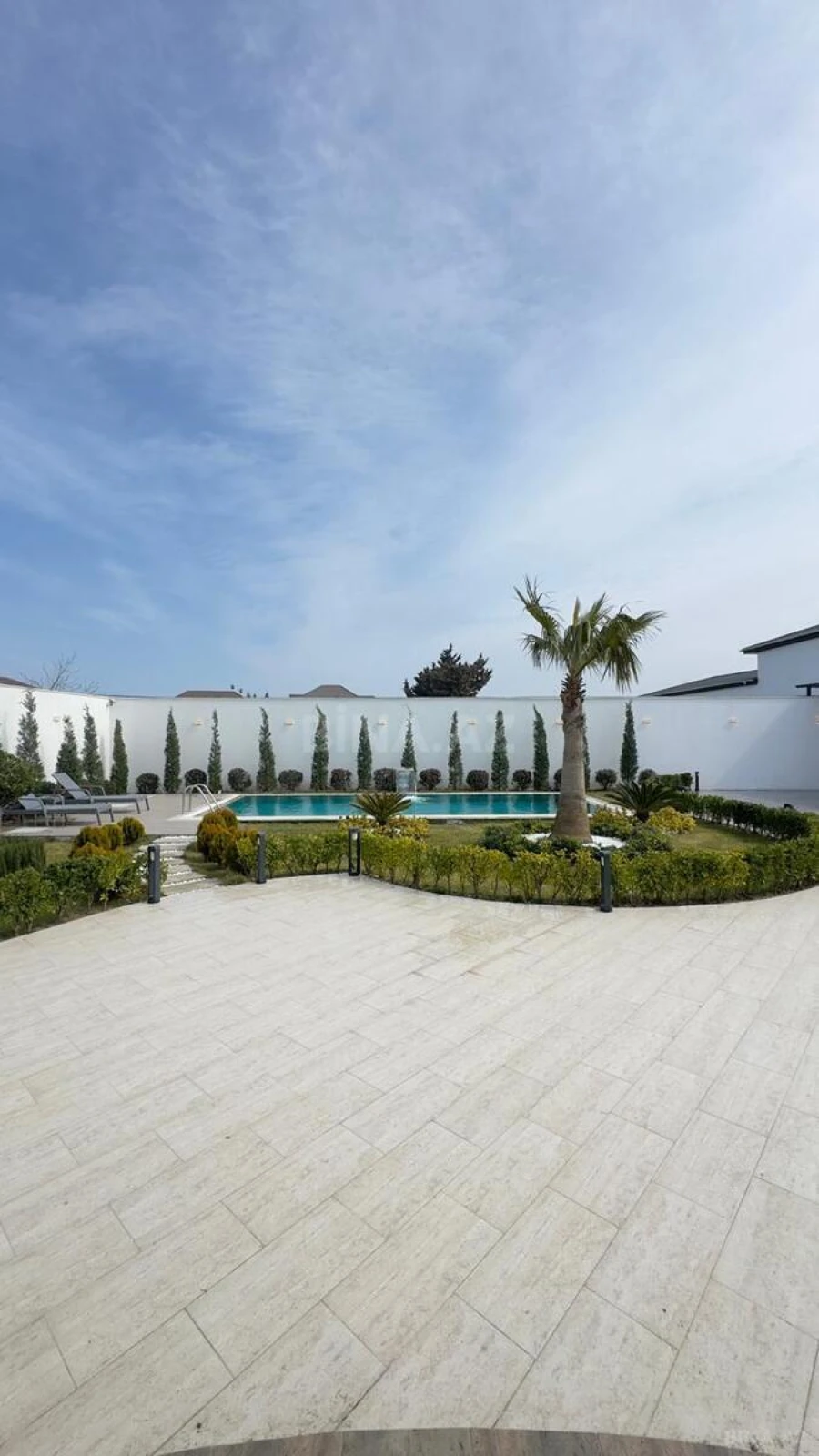 Satılır 5 otaqlı həyət evi 300 m²