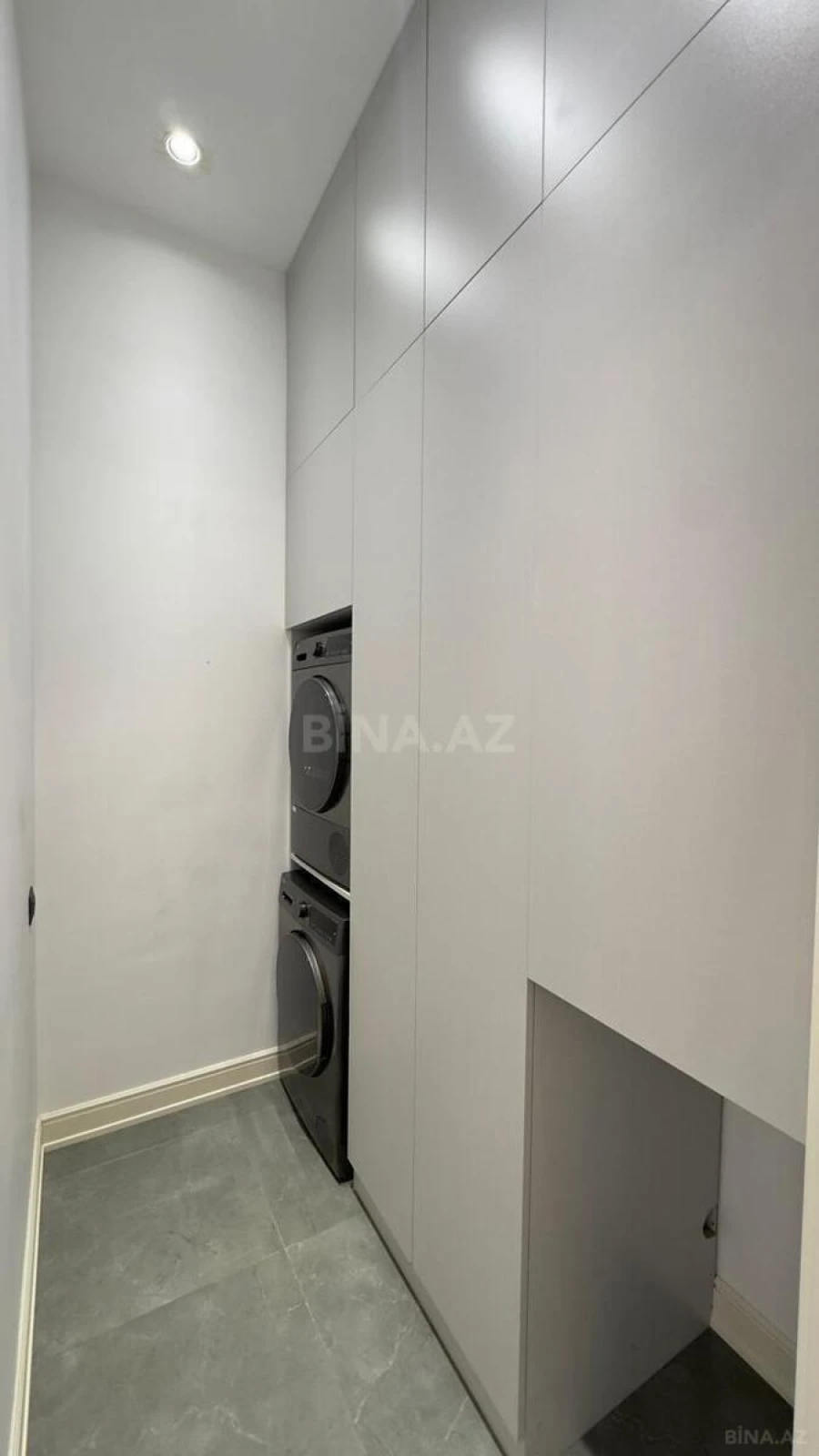 Satılır 5 otaqlı həyət evi 300 m²