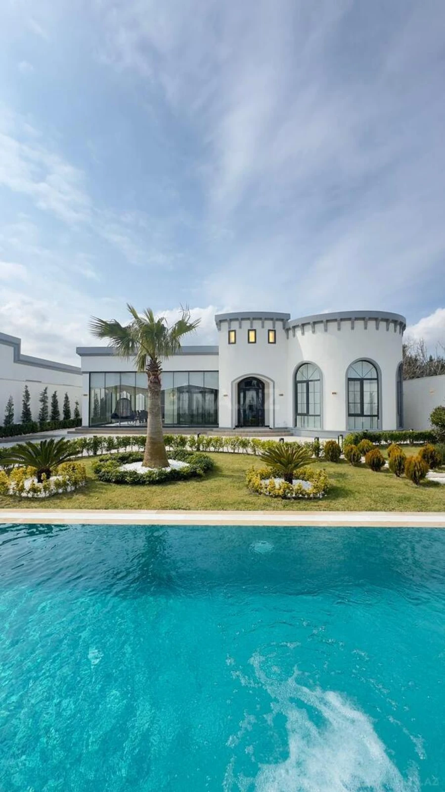 Satılır 5 otaqlı həyət evi 300 m²