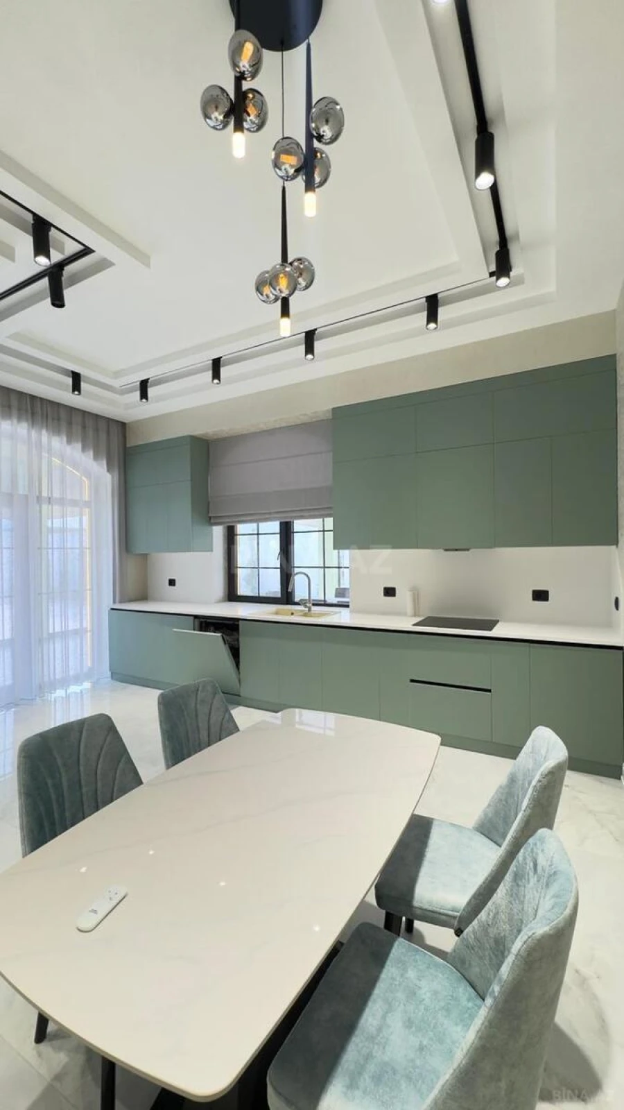 Satılır 5 otaqlı həyət evi 300 m²