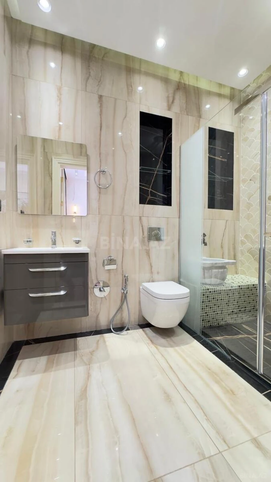 Satılır 5 otaqlı həyət evi 300 m²